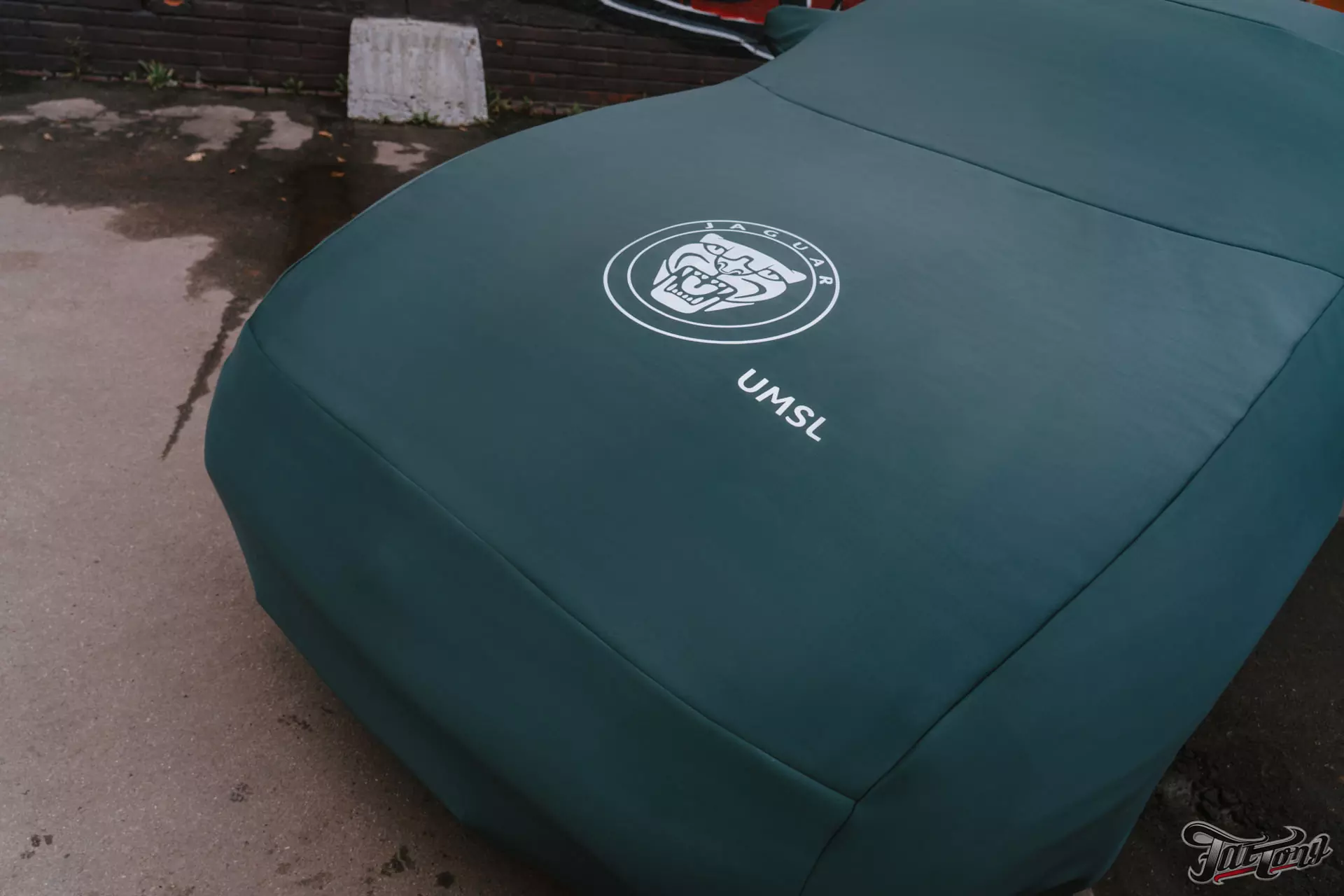 Jaguar XKR. Пошив чехла для гаражного хранения. Перетяжка потолка в алькантару